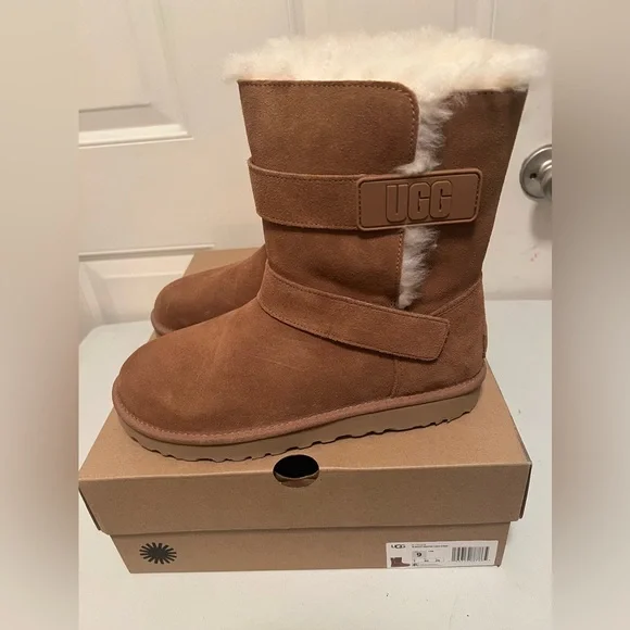 NEW UGG W Bailey Graphic Logo Strap Boot - chestnut - Picture 4 of 11